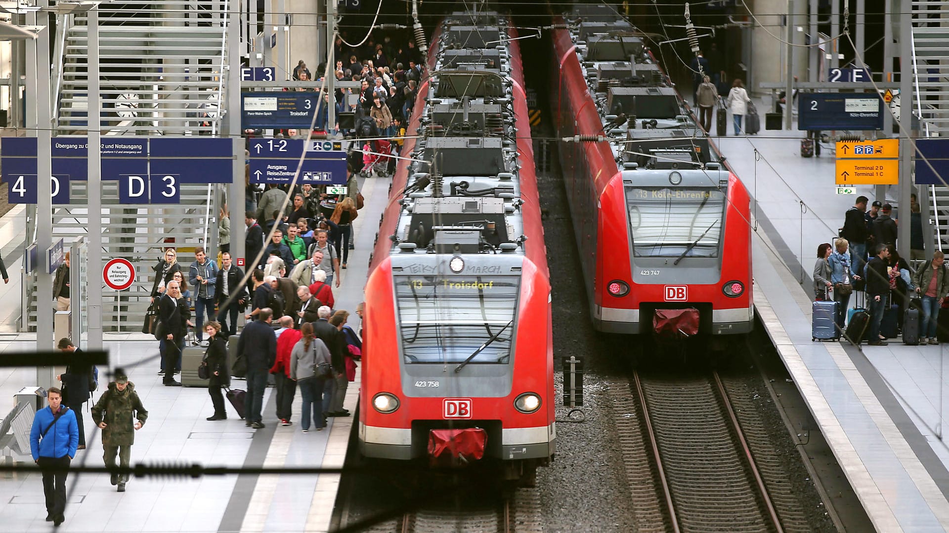 S-Bahn in Köln: Bei einem tragischen Unglück ist ein Fünfjähriger von einem Zug erfasst worden. (Symbolbild) S-Bahn in Köln: Bei einem tragischen Unglück ist ein Fünfjähriger von einem Zug erfasst worden. (Symbolbild)