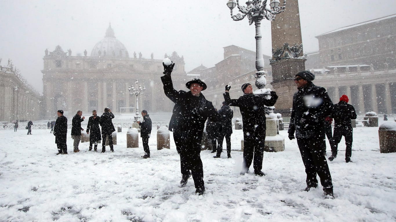 Schneeballschlacht auf dem Petersplatz in Rom: In der italienischen Hauptstadt herrscht wegen des Wetters zurzeit Ausnahmezustand.