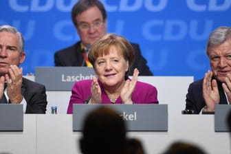 Bundeskanzlerin Angela Merkel (CDU), Thomas Strobl (CDU), Innenminister in Baden-Württemberg, Volker Bouffier (CDU, r), Ministerpräsident von Hessen und Armin Laschet (CDU), Ministerpräsident von Nordrhein-Westfalen (M.) beim CDU-Parteitag in Berlin.