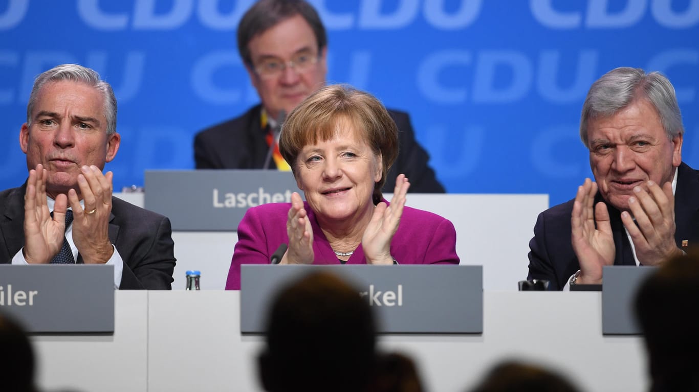 Bundeskanzlerin Angela Merkel (CDU), Thomas Strobl (CDU), Innenminister in Baden-Württemberg, Volker Bouffier (CDU, r), Ministerpräsident von Hessen und Armin Laschet (CDU), Ministerpräsident von Nordrhein-Westfalen (M.) beim CDU-Parteitag in Berlin.