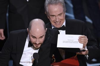 Warren Beatty zeigt den richtigen Umschlag, während "La La Land"-Produzent Jordan Horowitz (l) den wahren Gewinner verkündet: "Moonlight".