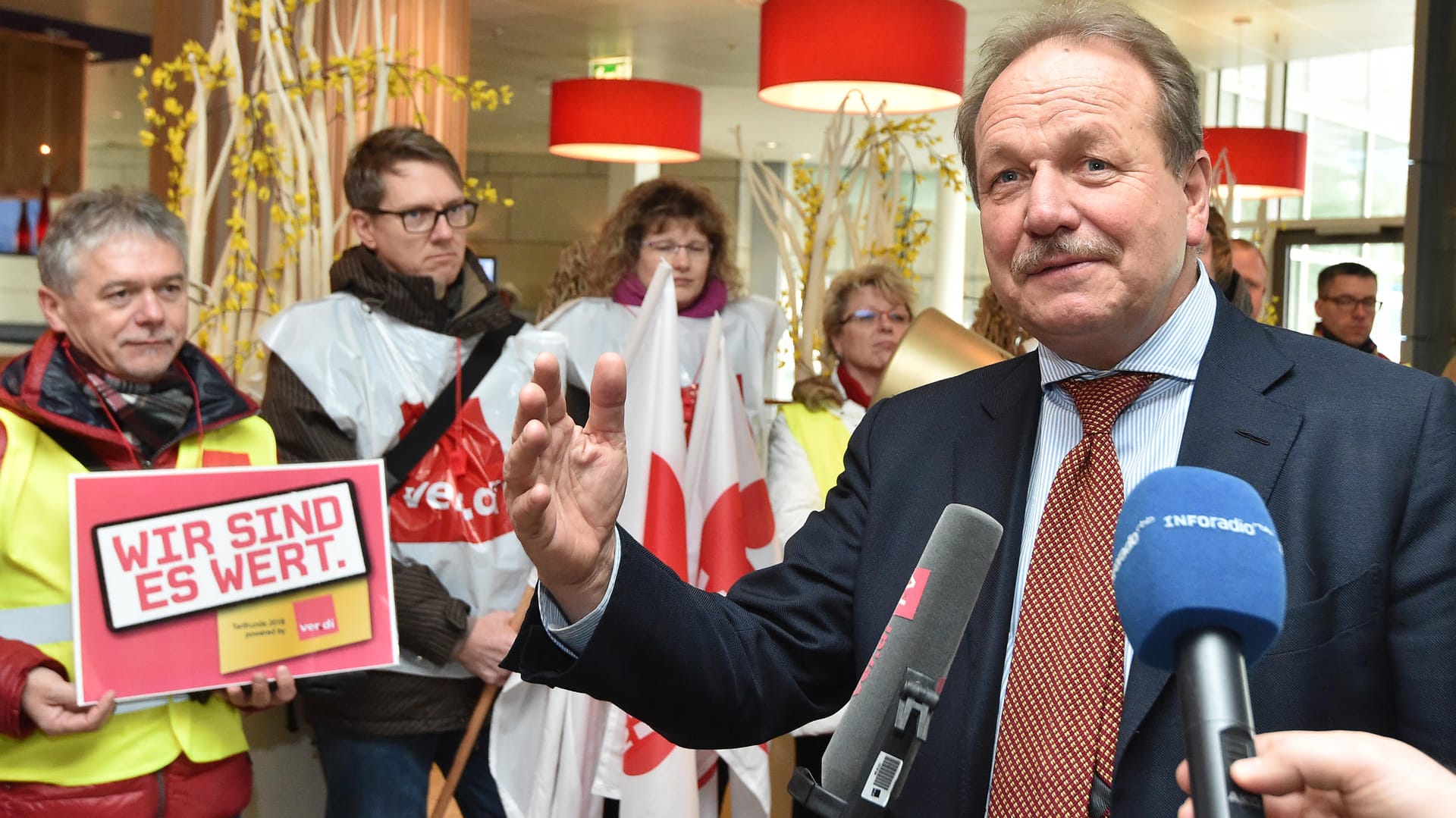Verdi-Chef Frank Bsirske: Die Gewerkschaften fordern unter anderem Gehaltssteigerungen von sechs Prozent im öffentlichen Dienst. Verdi-Chef Frank Bsirske: Die Gewerkschaften fordern unter anderem Gehaltssteigerungen von sechs Prozent im öffentlichen Dienst.