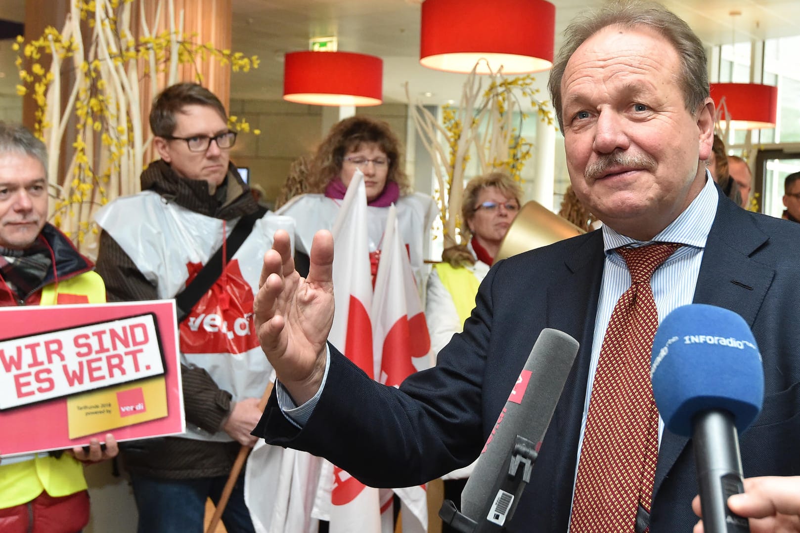 Verdi-Chef Frank Bsirske: Die Gewerkschaften fordern unter anderem Gehaltssteigerungen von sechs Prozent im öffentlichen Dienst. Verdi-Chef Frank Bsirske: Die Gewerkschaften fordern unter anderem Gehaltssteigerungen von sechs Prozent im öffentlichen Dienst.