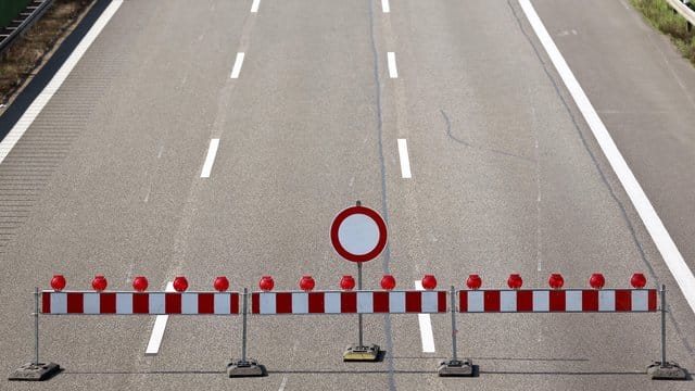 Eine Absperrung auf einer Autobahn (Symbolbild): In Bremerhaven müssen Autofahrer mit Behinderungen rechnen. Eine Absperrung auf einer Autobahn (Symbolbild): In Bremerhaven müssen Autofahrer mit Behinderungen rechnen.