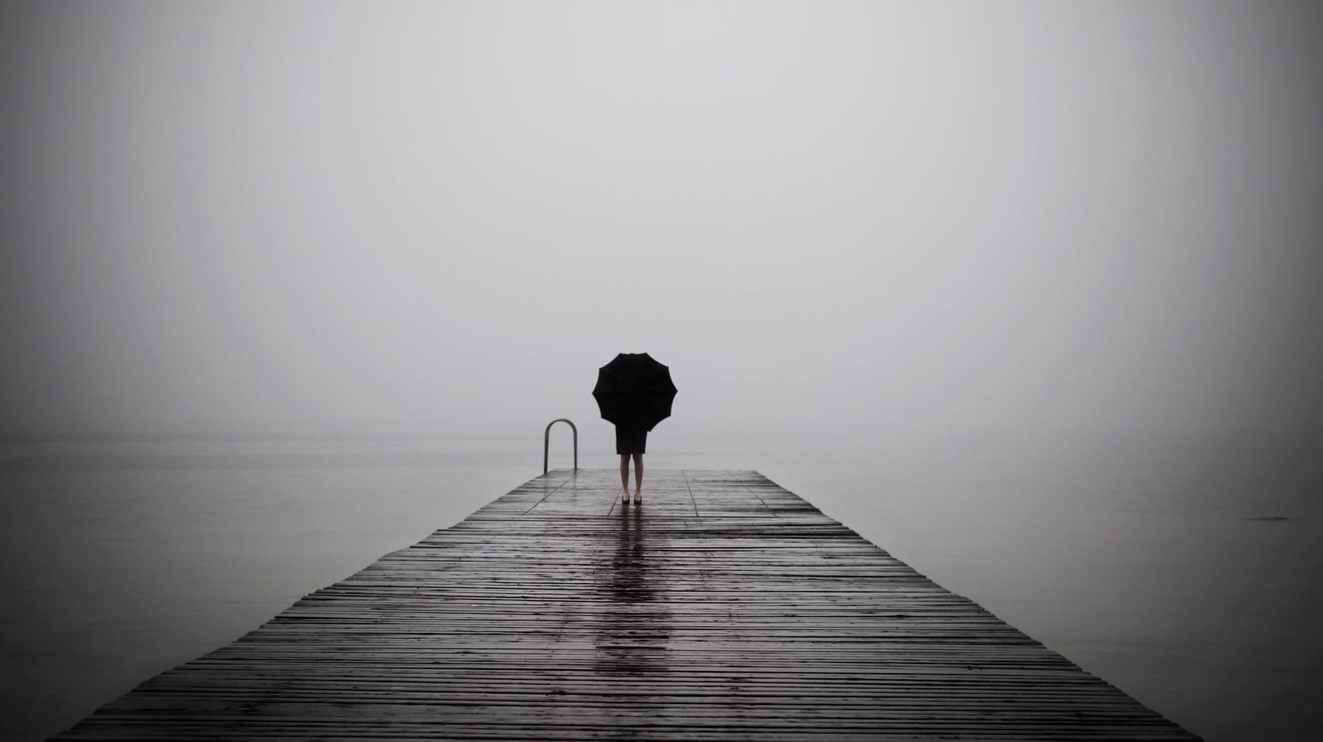 Frau im Nebel: Handelt es sich bei einer Ehe, die am Krankenbett geschlossen wird, um eine Versorgungsehe? Das hessische Landessozialgericht hat entschieden. Frau im Nebel: Handelt es sich bei einer Ehe, die am Krankenbett geschlossen wird, um eine Versorgungsehe? Das hessische Landessozialgericht hat entschieden.