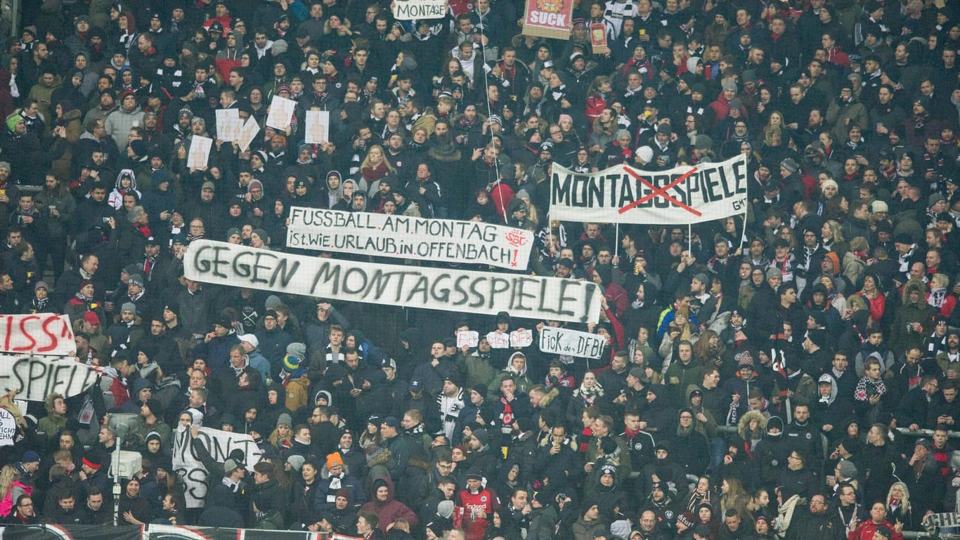 Mit Spruchbändern und Rufen: Beim ersten Montagsspiel dieser Saison protestierten Frankfurter Zuschauer gegen den Ansetzungstag.
