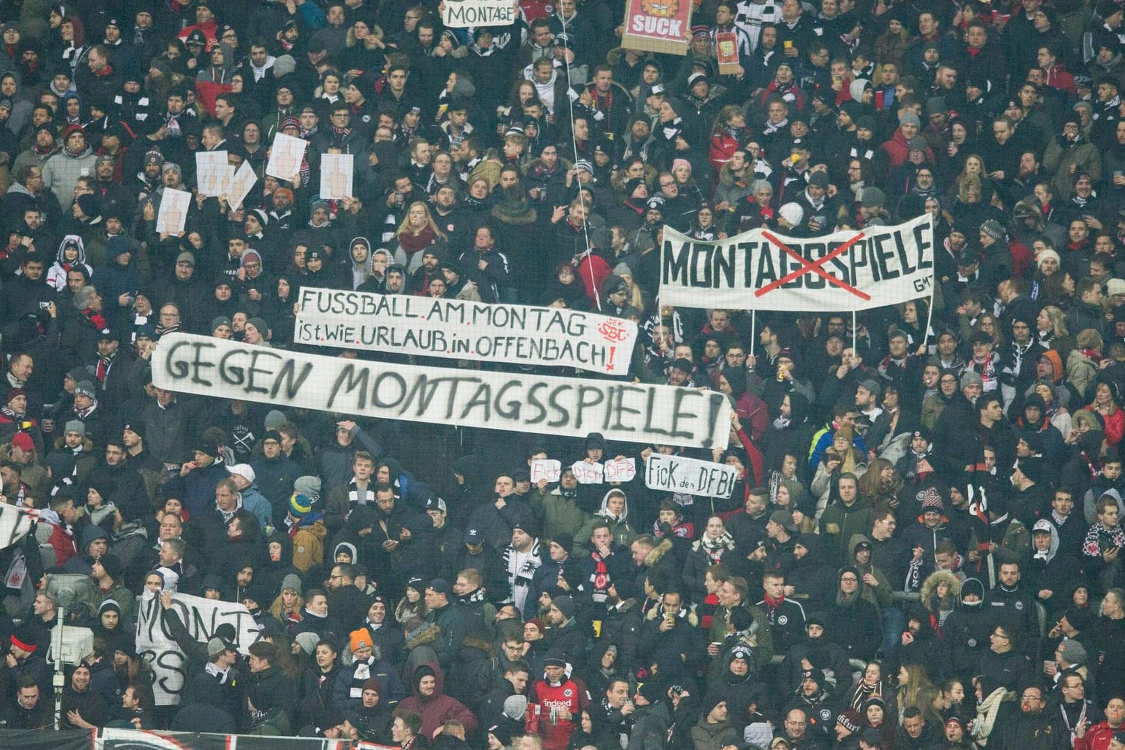 Mit Spruchbändern und Rufen: Beim ersten Montagsspiel dieser Saison protestierten Frankfurter Zuschauer gegen den Ansetzungstag.