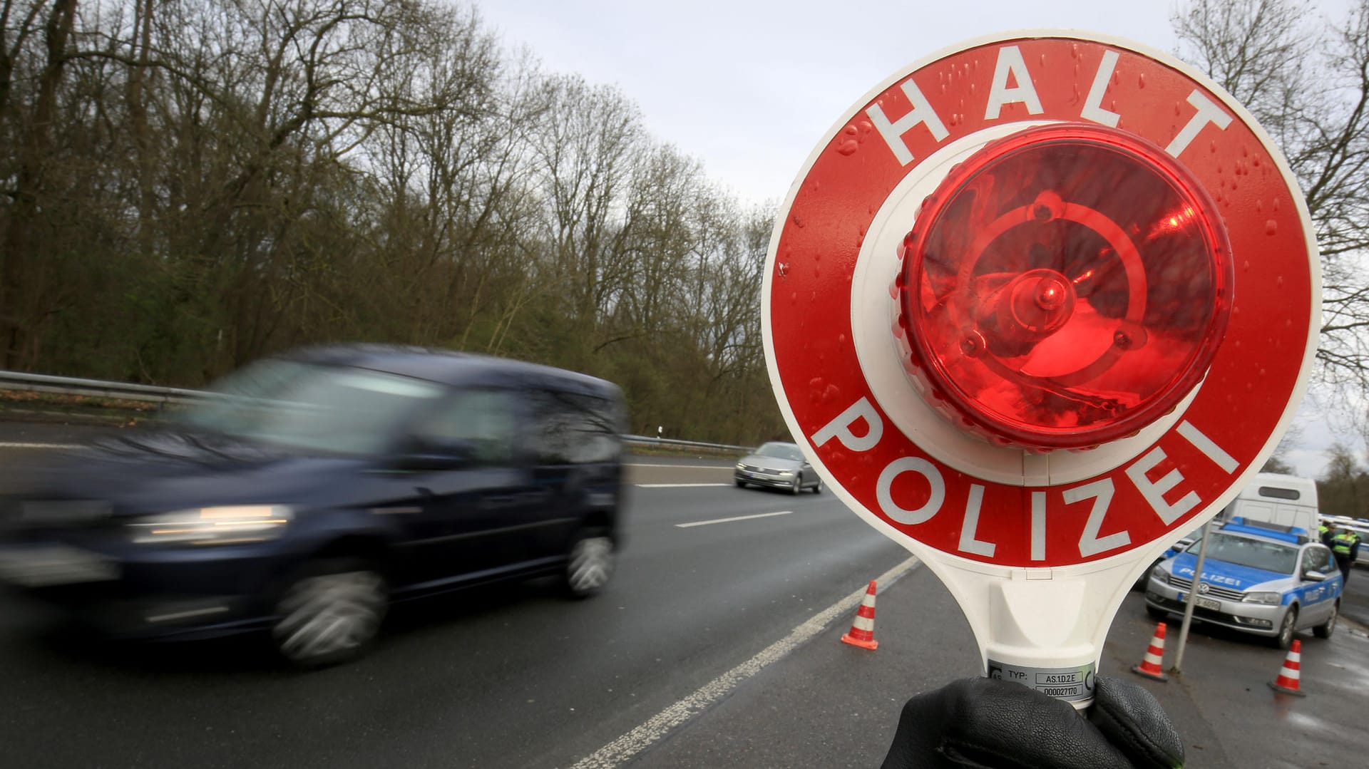 Verkehrskontrolle: Drei Männer haben sich im Westerwald als Polizisten ausgegeben und ein Ehepaar kontrolliert. (Symbolbild)