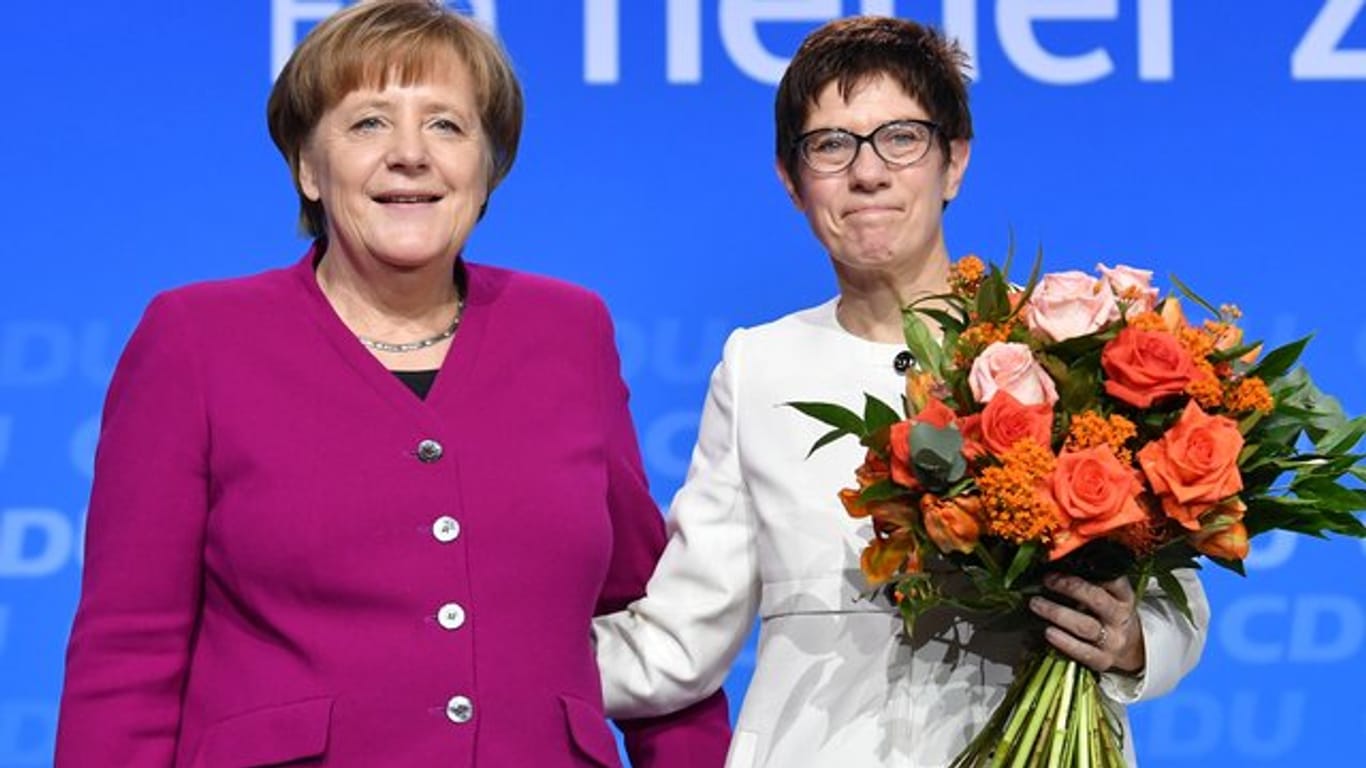 Kanzlerin Merkel und die neue Generalsekretärin der CDU Annegret Kramp-Karrenbauer.