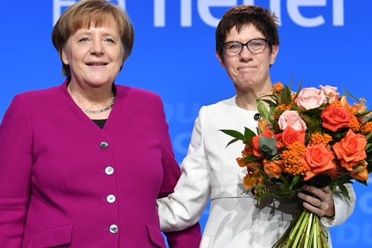 Kanzlerin Merkel und die neue Generalsekretärin der CDU Annegret Kramp-Karrenbauer.