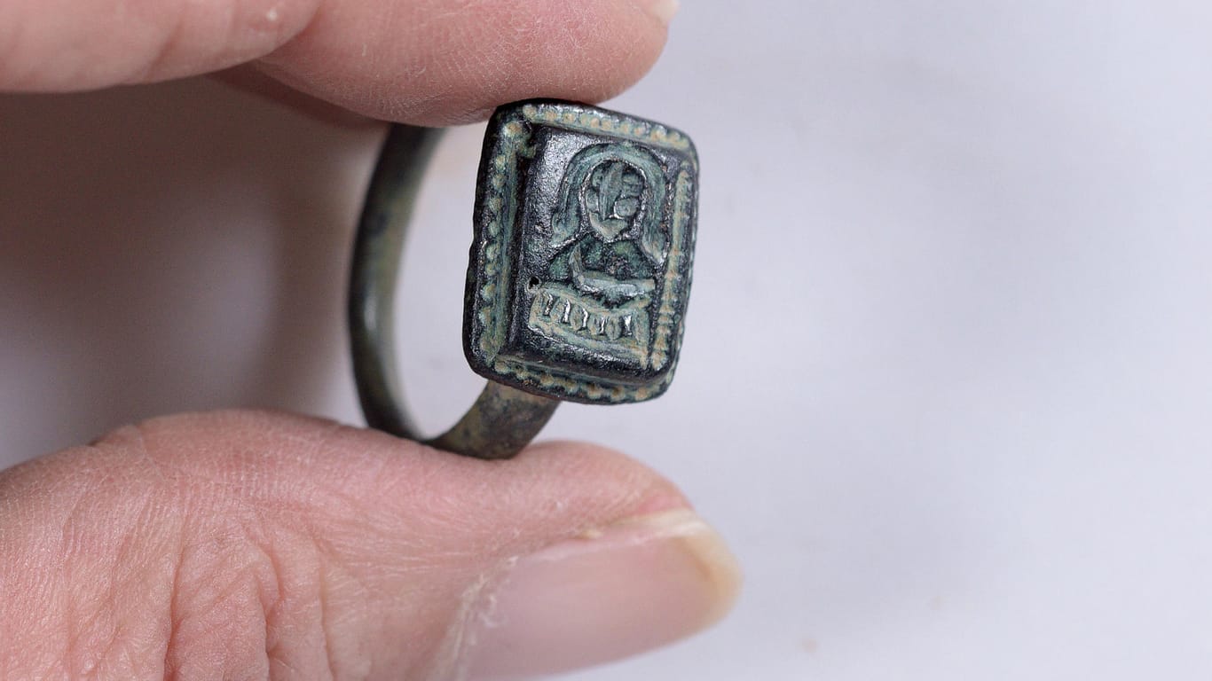 Der Nikolaus-Ring aus dem Mittelalter: Ein Gärtner hat ihn beim Jäten gefunden.