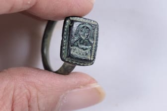 Der Nikolaus-Ring aus dem Mittelalter: Ein Gärtner hat ihn beim Jäten gefunden.