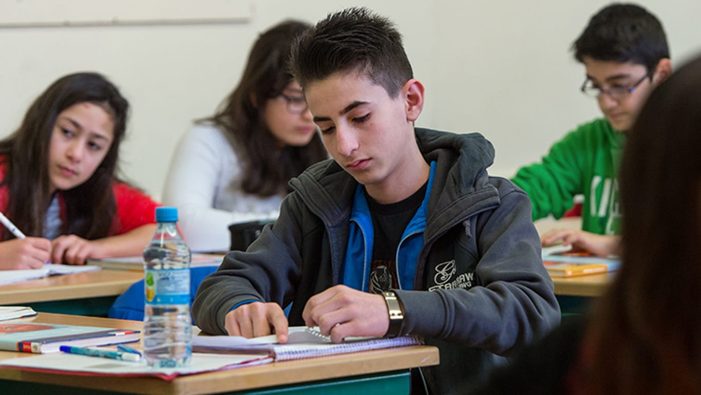 Flüchtlingskinder in der Schule: In Polen sollen Flüchtlinge vorerst nicht an öffentlichen Schulen unterrichtet werden. Flüchtlingskinder in der Schule: In Polen sollen Flüchtlinge vorerst nicht an öffentlichen Schulen unterrichtet werden.