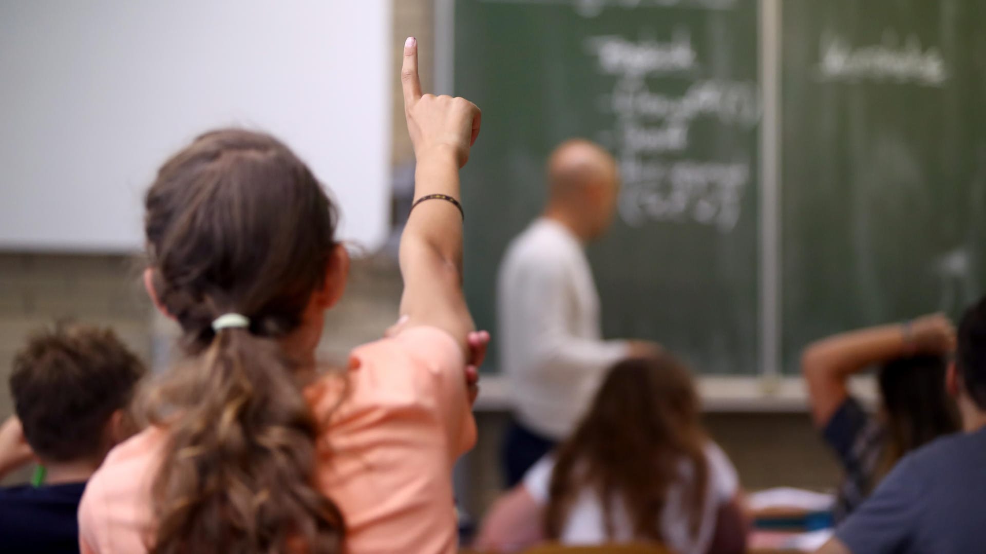 In Russland wurde ein Lehrer von einer Haftstrafe verschont, da er seine ehemalige Schülerin mittlerweile geheiratet hat. (Symbolbild) In Russland wurde ein Lehrer von einer Haftstrafe verschont, da er seine ehemalige Schülerin mittlerweile geheiratet hat. (Symbolbild)