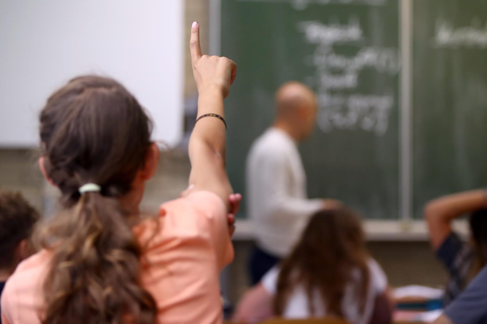 In Russland wurde ein Lehrer von einer Haftstrafe verschont, da er seine ehemalige Schülerin mittlerweile geheiratet hat. (Symbolbild)