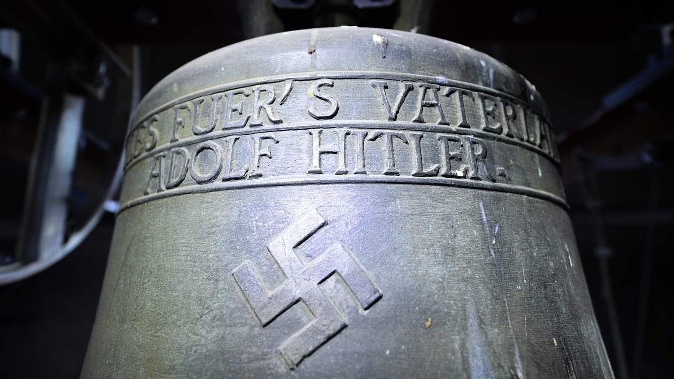 Die umstrittene "Hitler-Glocke": Nun wurde beschlossen, dass die Bronzeglocke im Kirchturm in Herxheim am Berg hängen bleiben darf.
