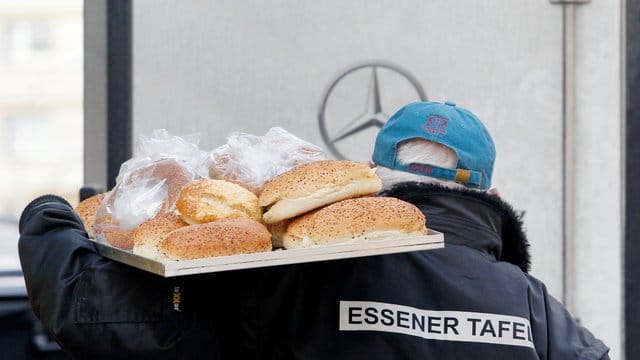 Ein Mitarbeiter der Essener Tafel liefert Ware an.