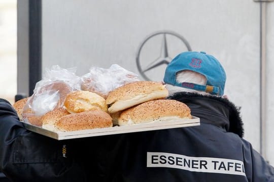 Ein Mitarbeiter der Essener Tafel liefert Ware an.