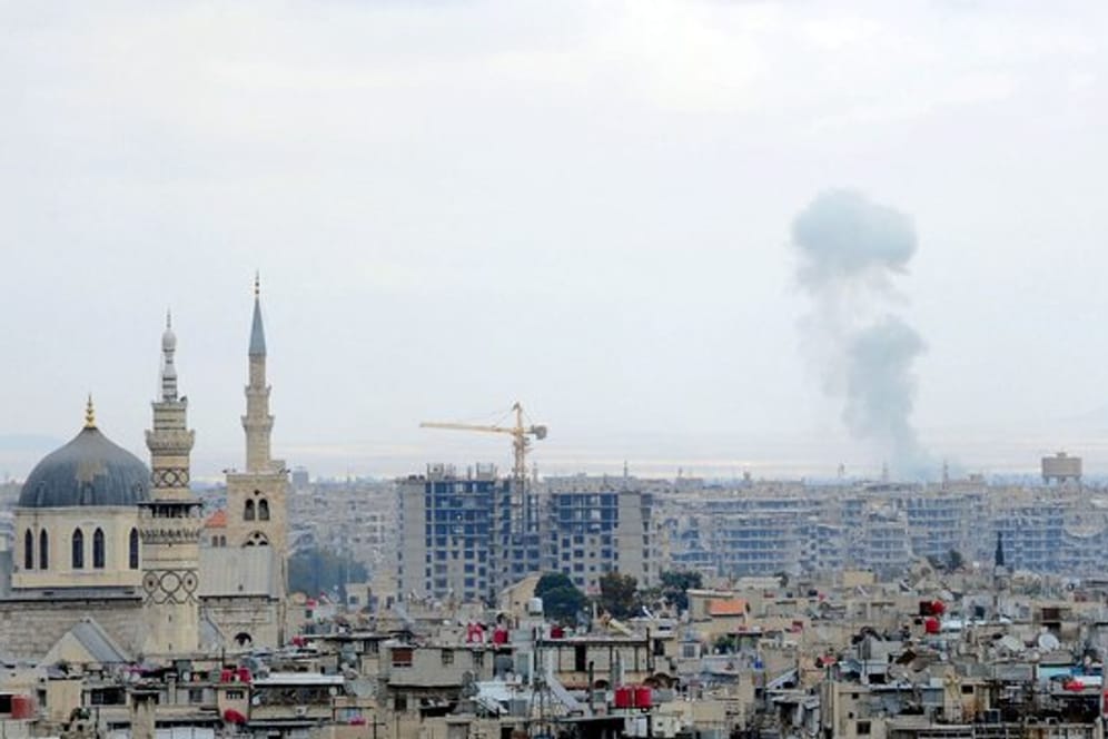 Rauchwolke über dem umkämpften syrischen Rebellengebiet Ost-Ghuta.