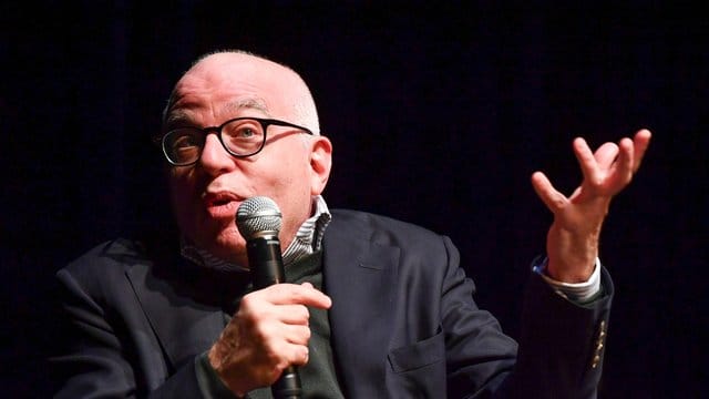 US-Autor Michael Wolff stellt in der Berliner Volksbühne sein Enthüllungsbuch "Feuer und Zorn" vor.