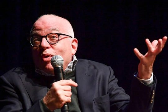 US-Autor Michael Wolff stellt in der Berliner Volksbühne sein Enthüllungsbuch "Feuer und Zorn" vor.