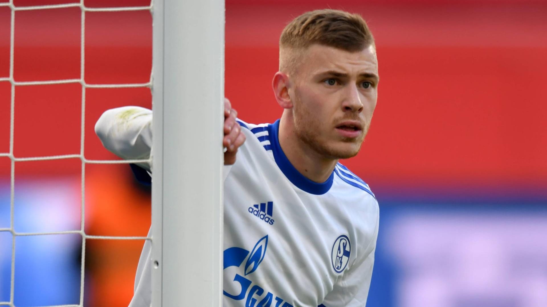 Max Meyer: Der Mittelfeldspieler pokert mit dem FC Schalke 04 weiter um seine Zukunft. Max Meyer: Der Mittelfeldspieler pokert mit dem FC Schalke 04 weiter um seine Zukunft.