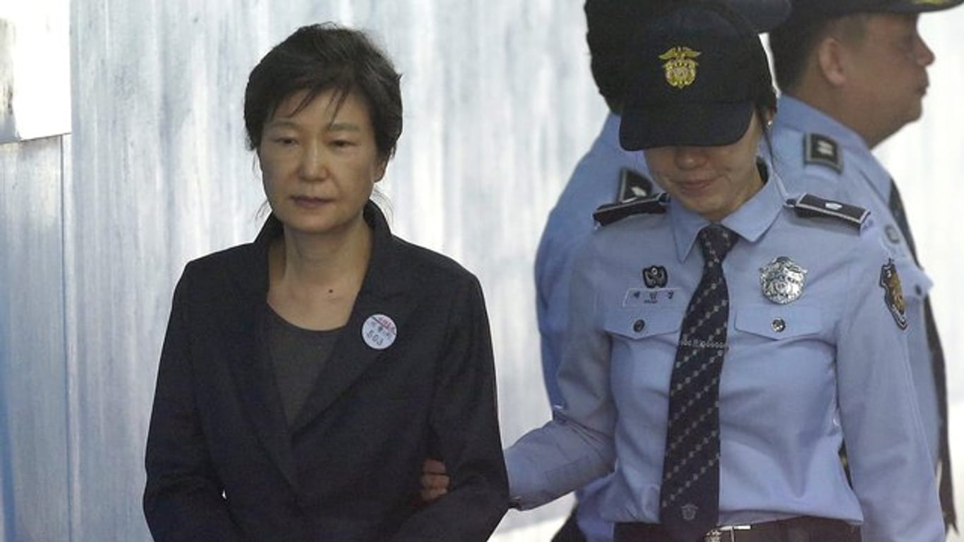 Tief gefallen: Park Geun Hye wird in Handschellen ins Gericht gebracht.