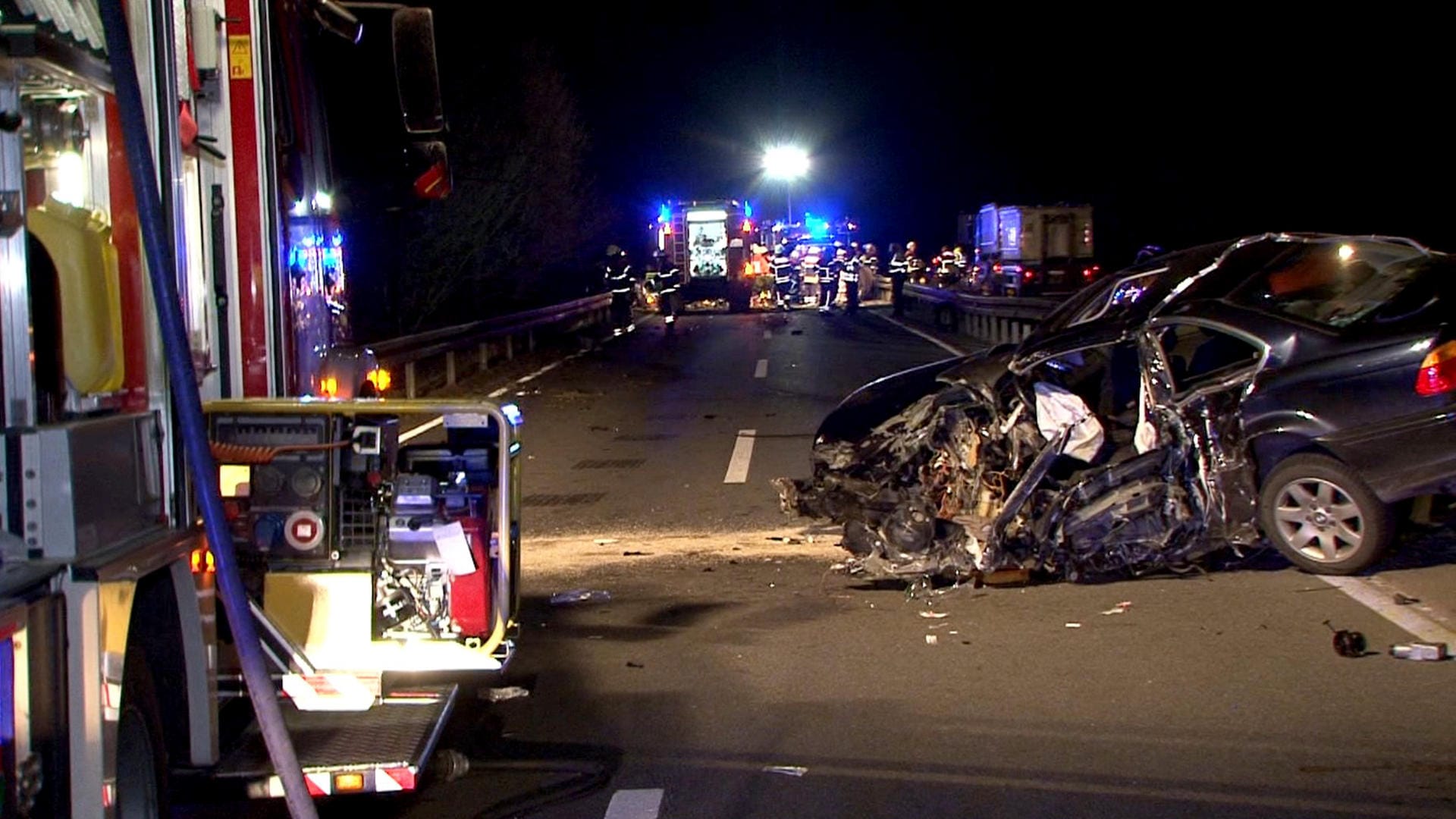 Feuerwehr und Ambulanz sind an einer Unfallstelle auf der B68 im Einsatz: Ein Geisterfahrer ist bei einem Unfall in der Nähe von Osnabrück getötet worden.