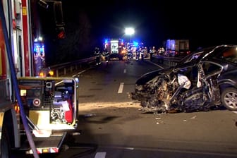 Feuerwehr und Ambulanz sind an einer Unfallstelle auf der B68 im Einsatz: Ein Geisterfahrer ist bei einem Unfall in der Nähe von Osnabrück getötet worden.