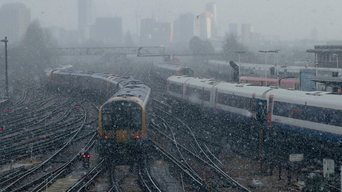 Züge fahren durch die Station Clapham Junction in London (Großbritannien): Starke Schneefälle haben in Großbritannien vielerorts den Verkehr ausgebremst.