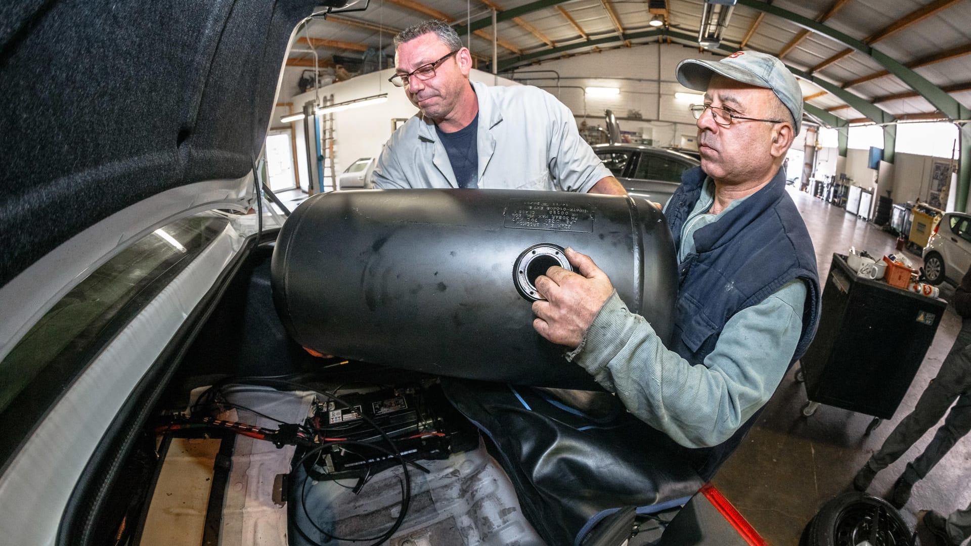 Autowerkstatt: Qualifizierte Fachkräfte können Autogastanks nachrüsten.