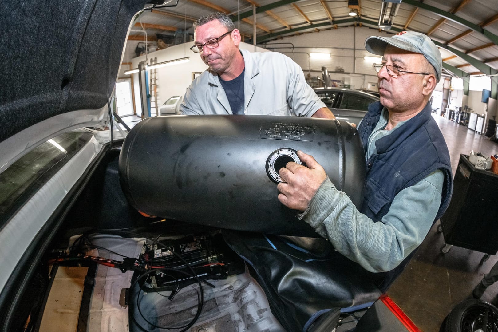 Autowerkstatt: Qualifizierte Fachkräfte können Autogastanks nachrüsten.