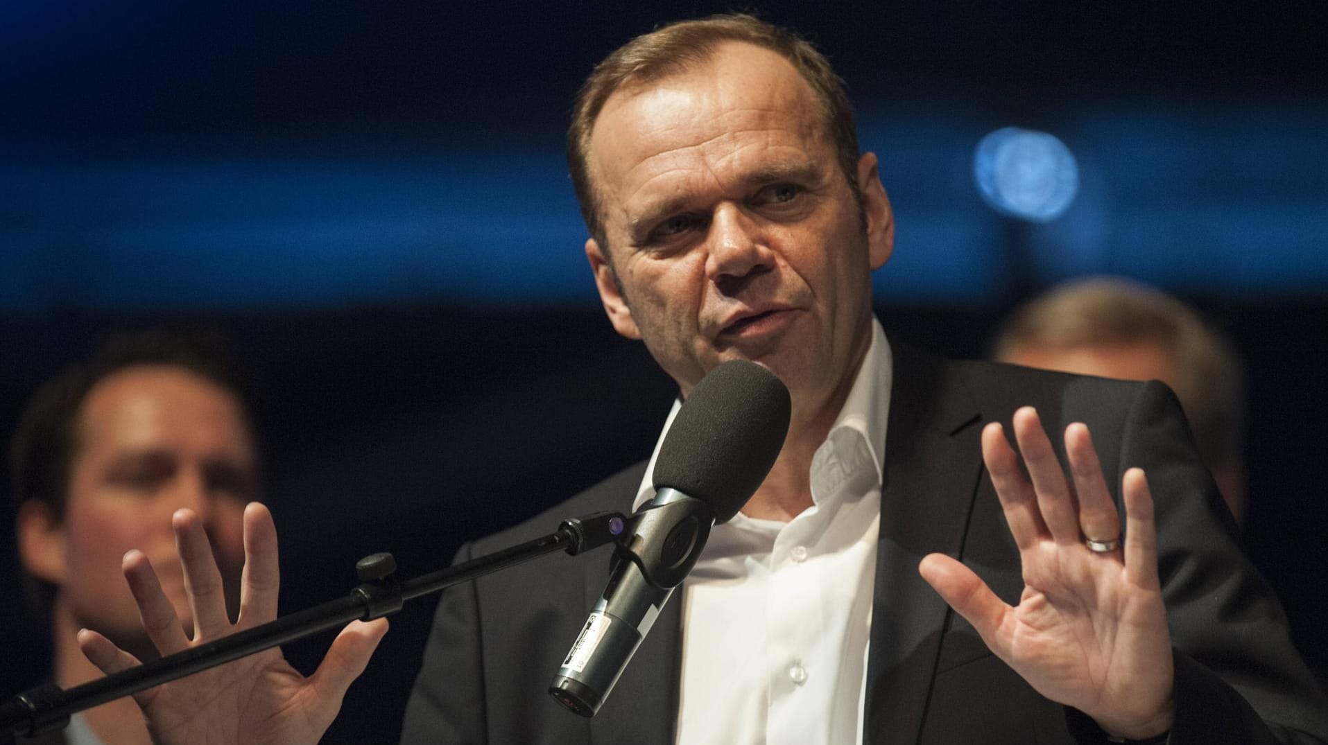 HSV-Präsident Bernd Hoffmann: Ein Klub-Mitglied will seine Wahl ungültig erklären lassen. HSV-Präsident Bernd Hoffmann: Ein Klub-Mitglied will seine Wahl ungültig erklären lassen.