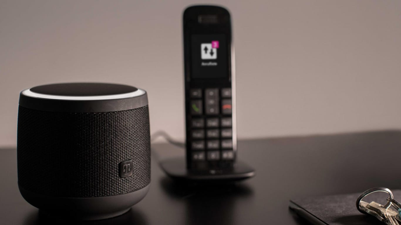 Der vernetzte Lautsprecher der Telekom "Hallo Magenta": Das Gerät wird es in weiß und in schwarz geben.