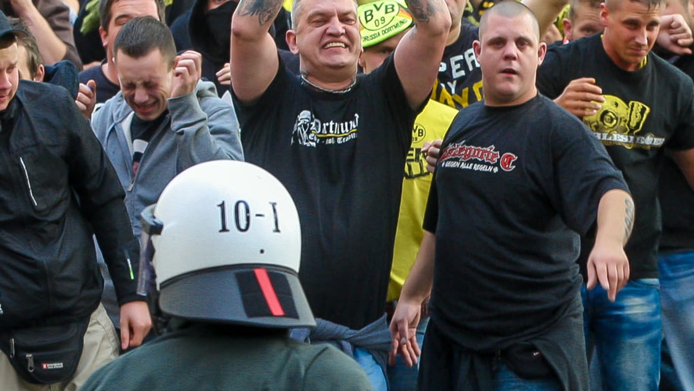 Ein Polizist bei Ausschreitungen anlässlich des Revierderbys in Dortmund: Auch die Gewalt bei Fußballspielen gebe Anlass zur neuen Richtlinie, heißt es.