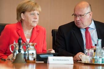 Merkel und Altmaier auf einer Kabinettssitzung: Altmaiers größte Herausforderung als Wirtschaftsminister könnte ein Handelskrieg mit den USA werden.