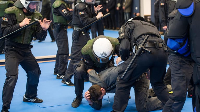 Polizeieinsatztraining in NRW: Einem neuen Arbeitspapier zufolge empfehlen Experten, die Durchsetzungsfähigkeit von Polizisten härter zu trainieren.