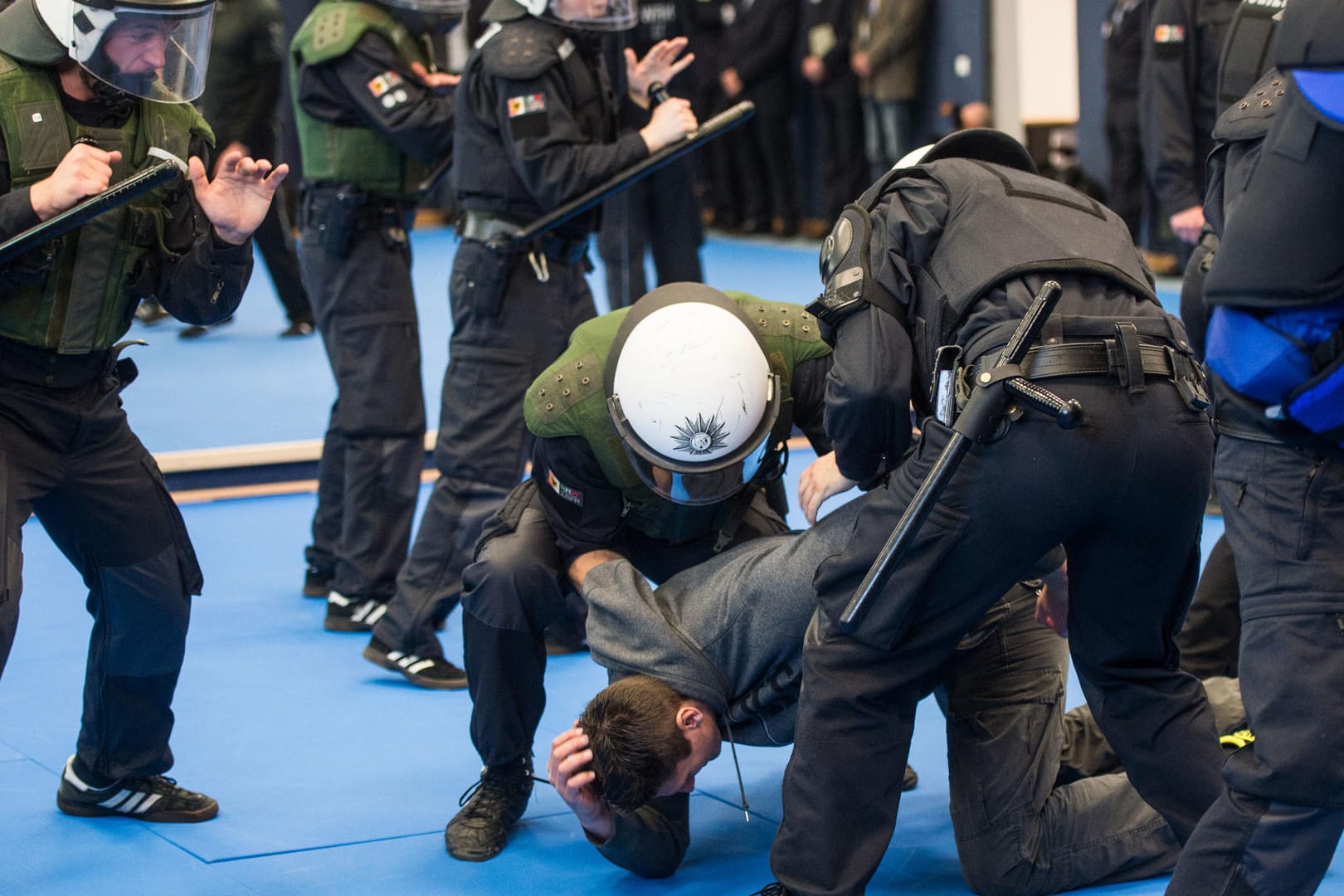 Polizeieinsatztraining in NRW: Einem neuen Arbeitspapier zufolge empfehlen Experten, die Durchsetzungsfähigkeit von Polizisten härter zu trainieren.