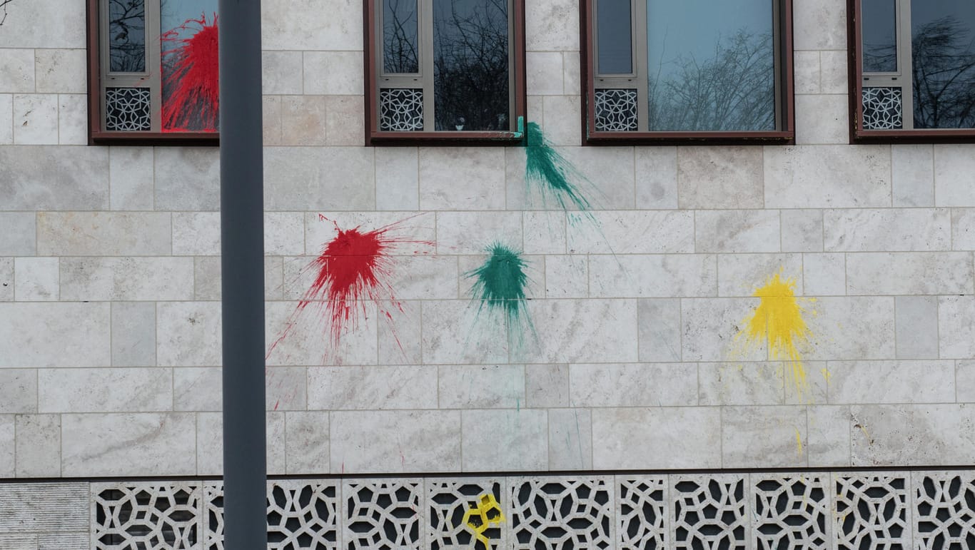 Attacke auf die türkische Botschaft in Berlin: Farbbeutel in den kurdischen Nationalfarben.