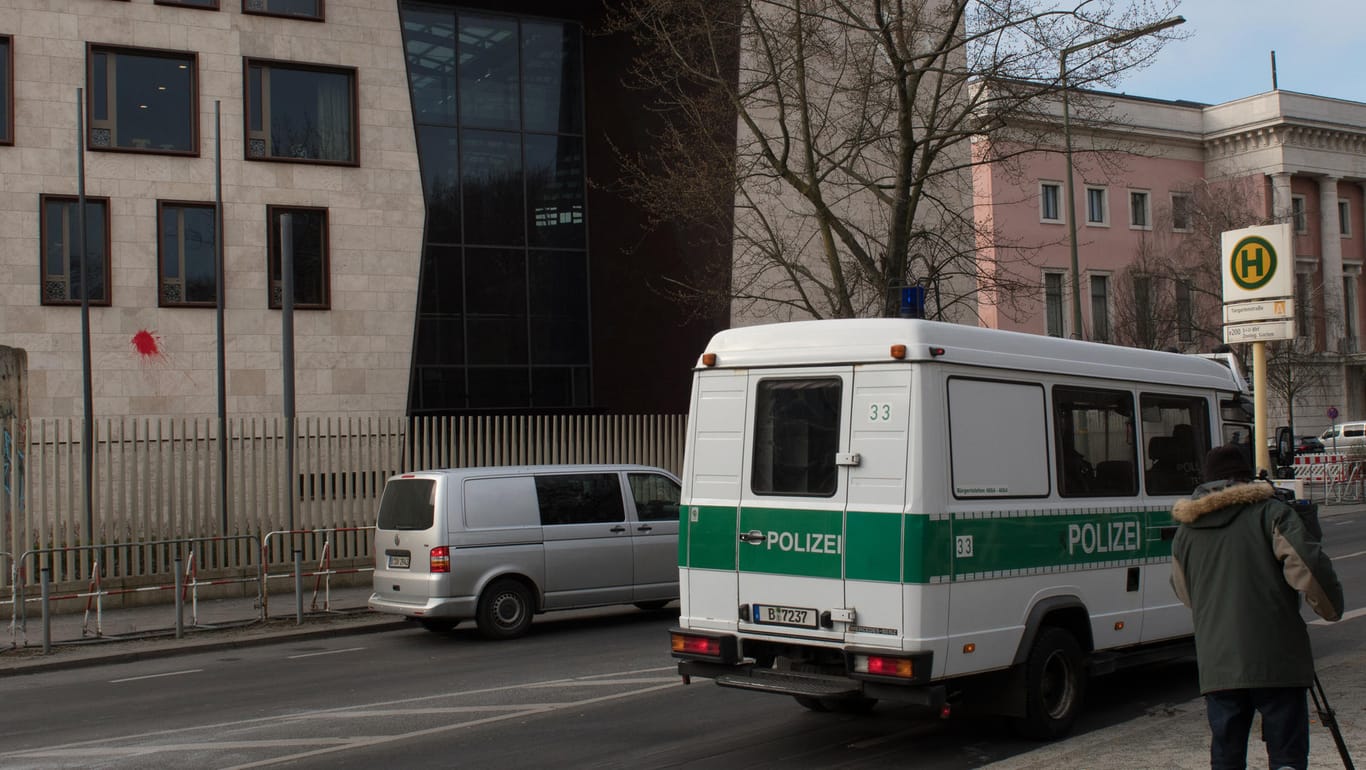 Ein Polizeiwagen vor der türkischen Botschaft in Berlin: Die Attacke dürfte im Zusammenhang mit der türkischen Offensive in Nordsyrien stehen.