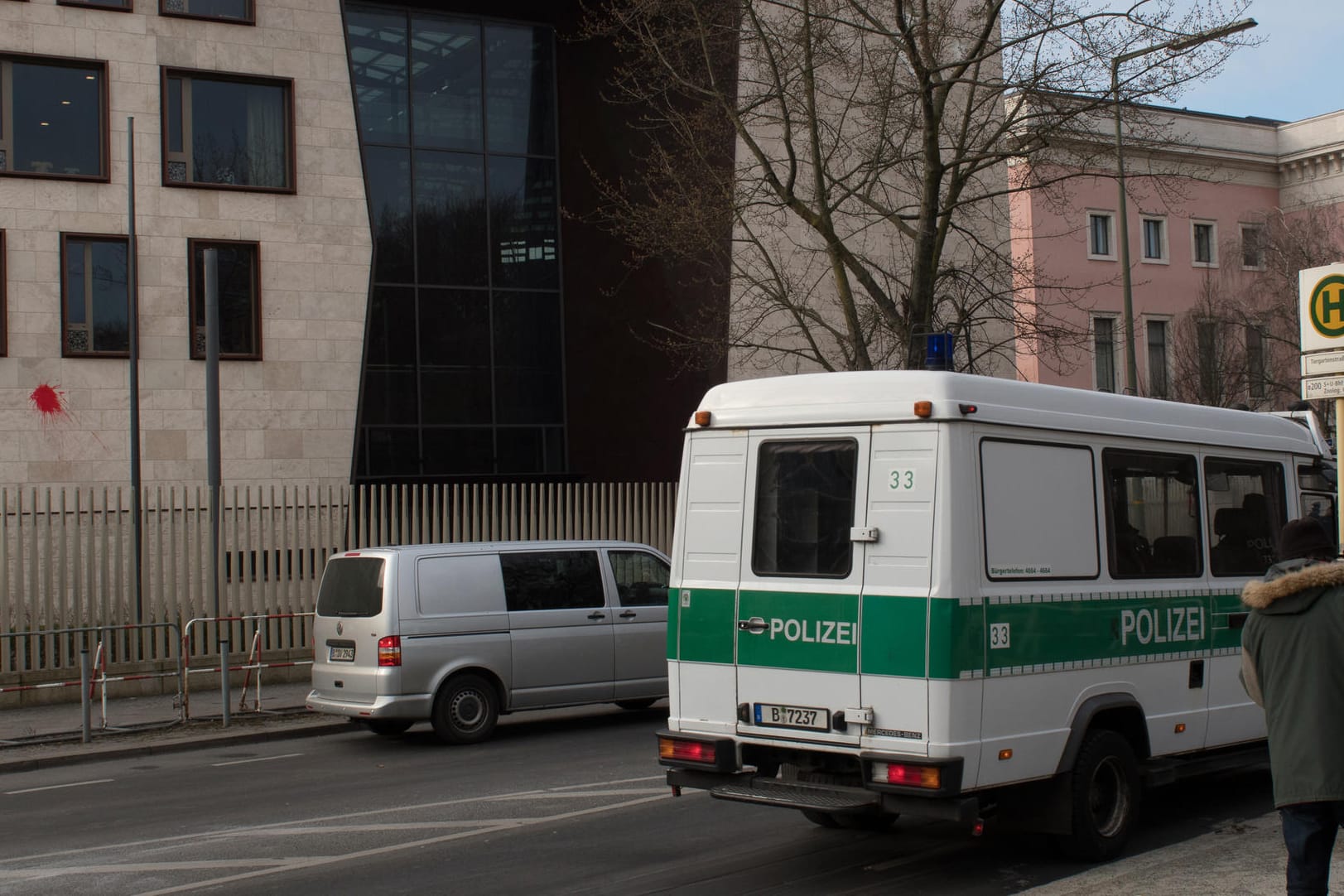 Ein Polizeiwagen vor der türkischen Botschaft in Berlin: Die Attacke dürfte im Zusammenhang mit der türkischen Offensive in Nordsyrien stehen.