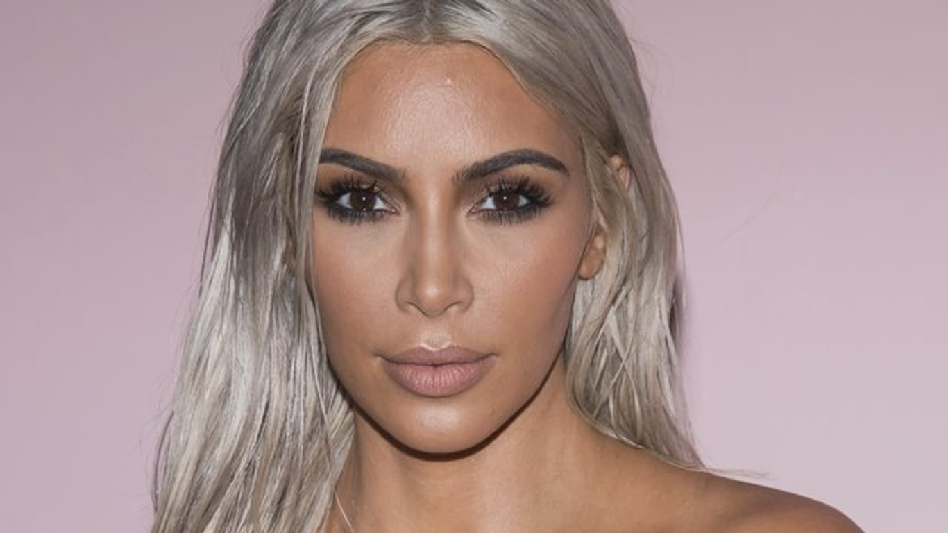 Kim Kardashian stellt der Welt ihre Tochter Chicago vor.