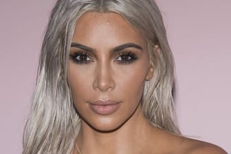 Kim Kardashian stellt der Welt ihre Tochter Chicago vor.
