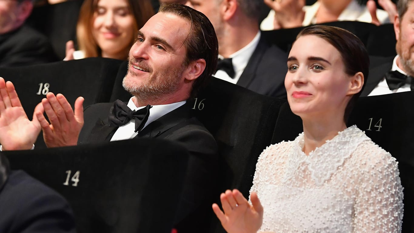 Joaquin Phoenix ist glücklich an Rooney Mara vergeben.