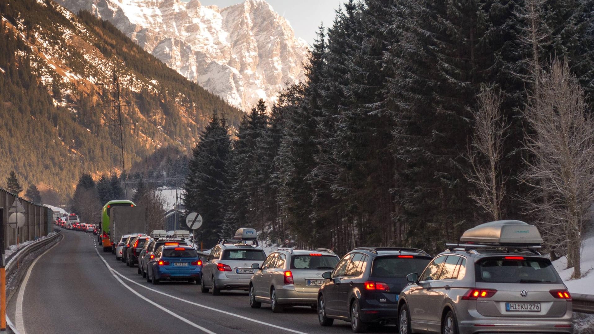 Winterreiseverkehr: Stau auf der Fernpassstraße durch Skitourismus in Tirol.