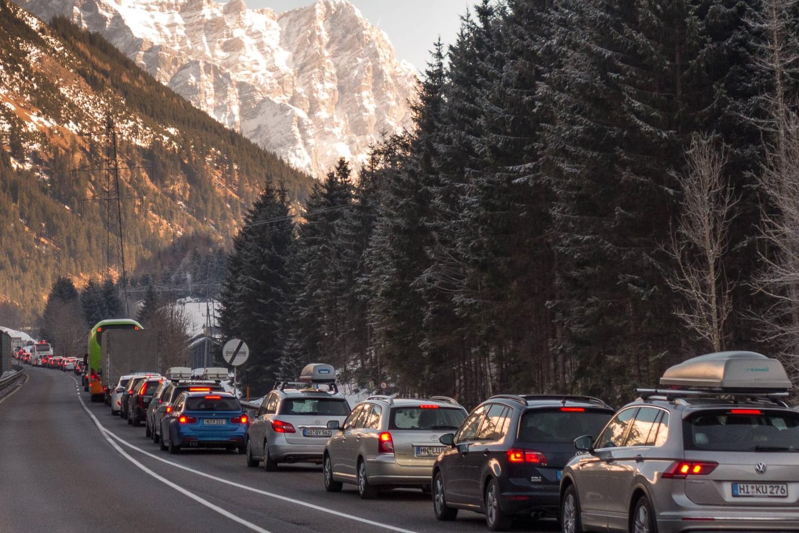 Winterreiseverkehr: Stau auf der Fernpassstraße durch Skitourismus in Tirol.