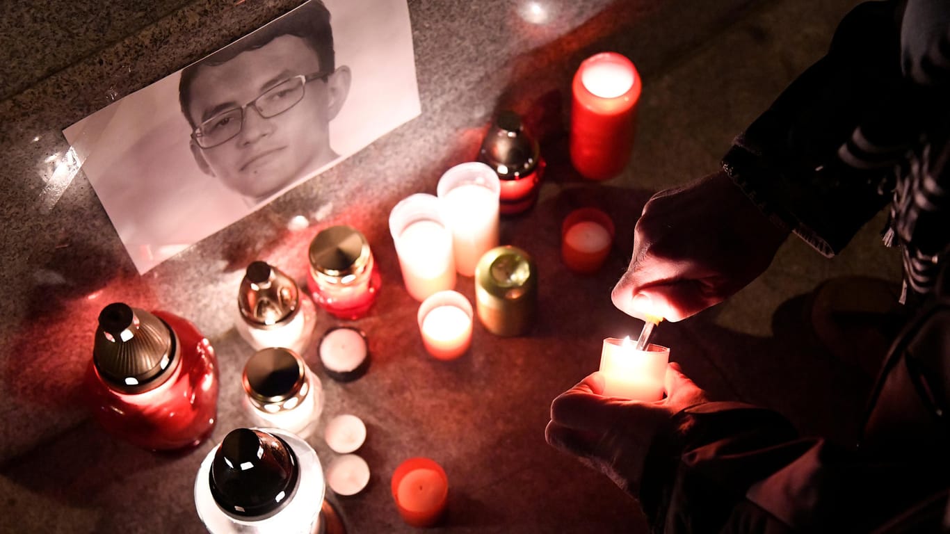 Kerzen für toten Reporter. Jan Kuciak ist bereits der zweite Journalist, der in den letzten fünf Monaten in Europa ermordet wurde.