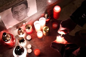 Kerzen für toten Reporter. Jan Kuciak ist bereits der zweite Journalist, der in den letzten fünf Monaten in Europa ermordet wurde.