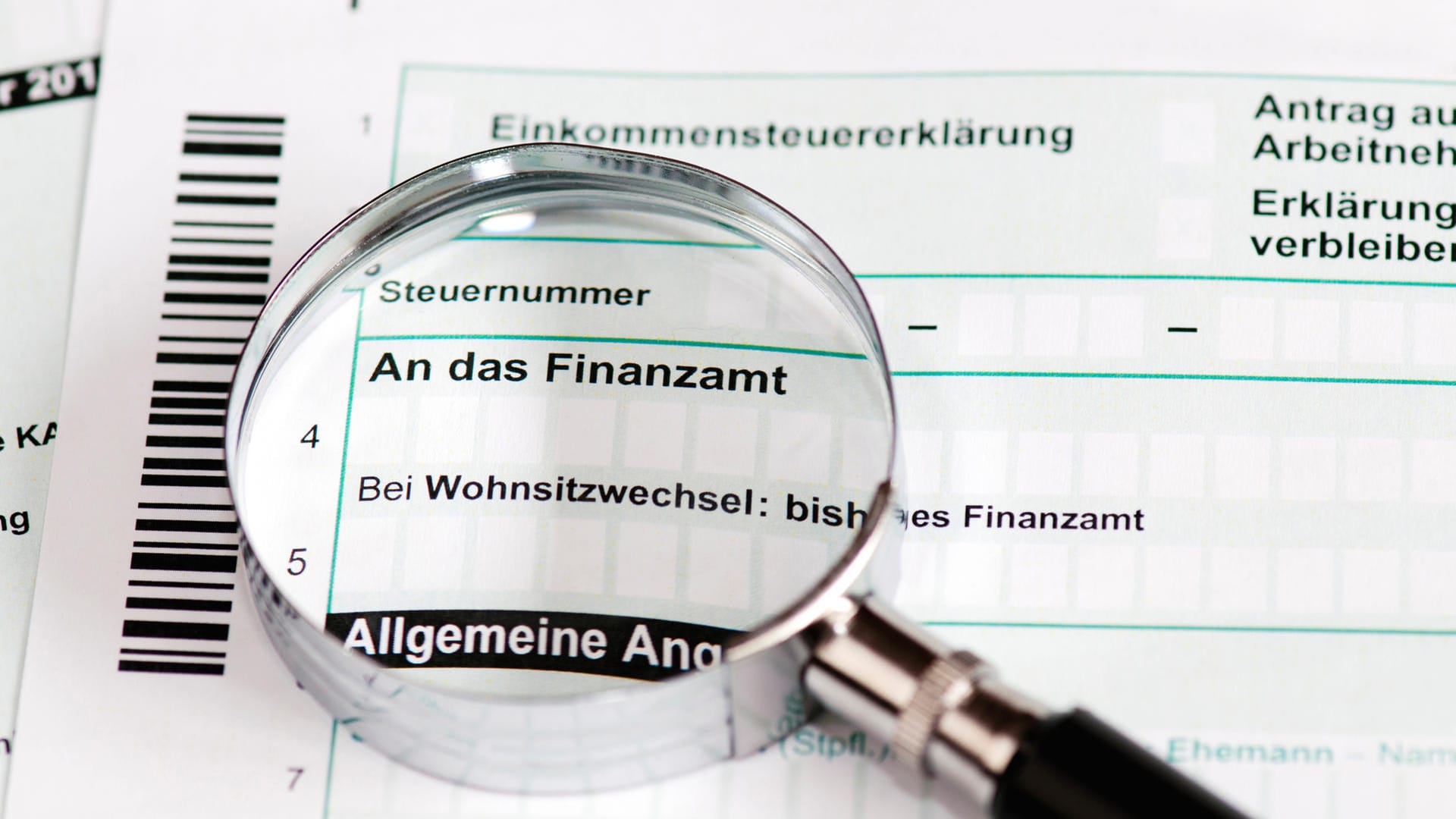 Einkommensteuererklärung: Finanzämter dürfen auch in Zeiten der Nullzinspolitik bei Steuernachzahlungen Zinsen in Höhe von sechs Prozent kassieren. Einkommensteuererklärung: Finanzämter dürfen auch in Zeiten der Nullzinspolitik bei Steuernachzahlungen Zinsen in Höhe von sechs Prozent kassieren.