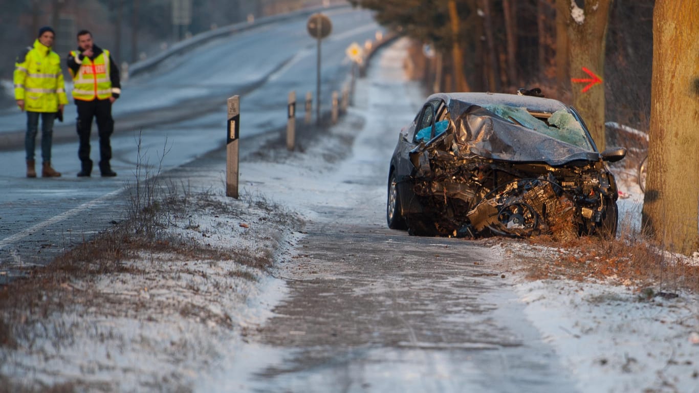 Lüneburg: Ein Fahrzeug steht nach einem Unfall auf einem Radweg. Der Pkw war offenbar wegen Schneeglätte von der Fahrbahn angekommen und mit einem Baum sowie einer Radfahrerin kollidiert.